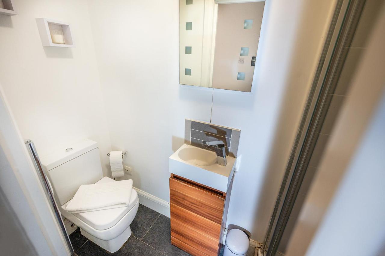 Modern & Spacious 2-Bed Flat With Secure Parking Reading Extérieur photo