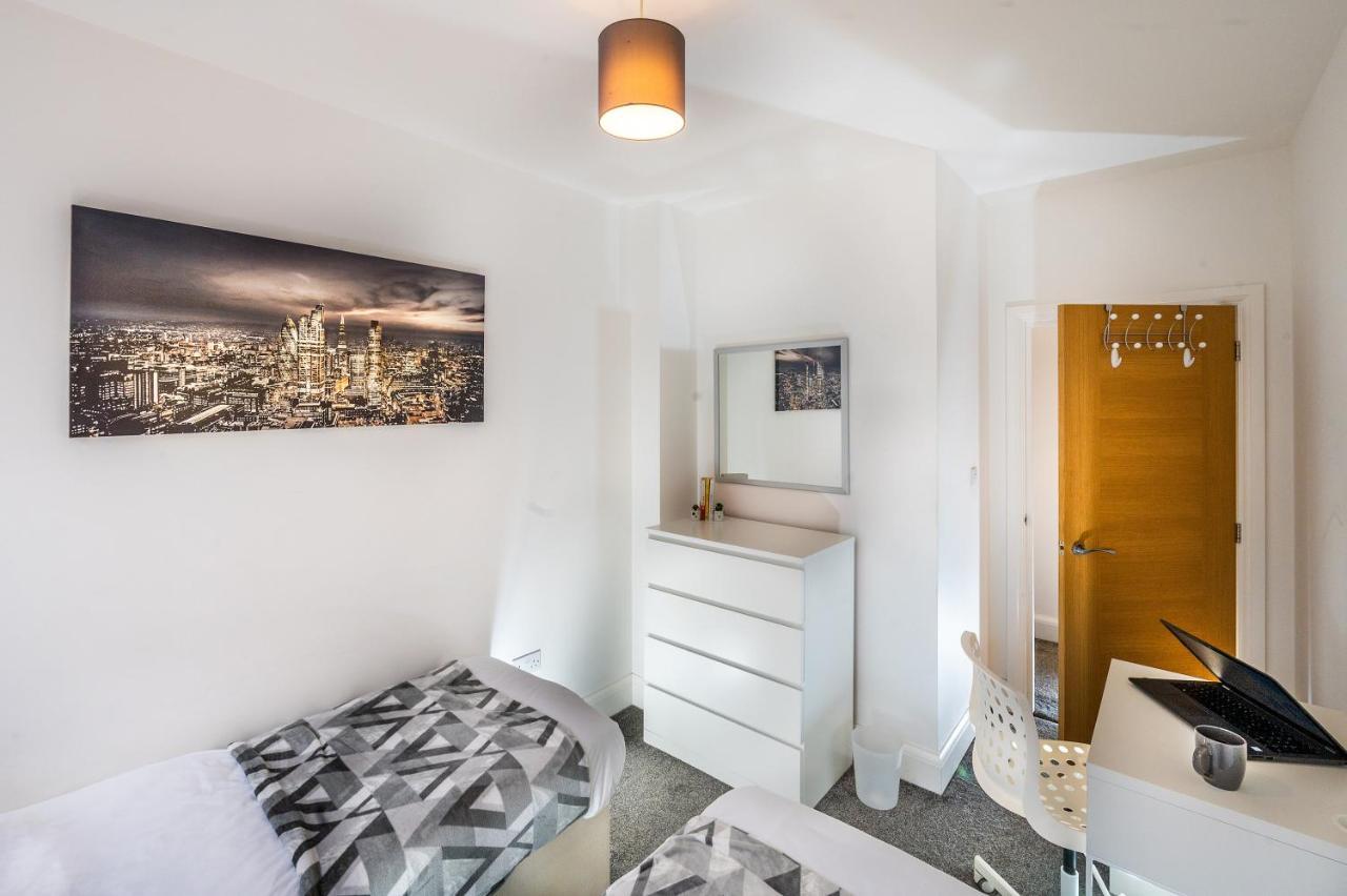 Modern & Spacious 2-Bed Flat With Secure Parking Reading Extérieur photo