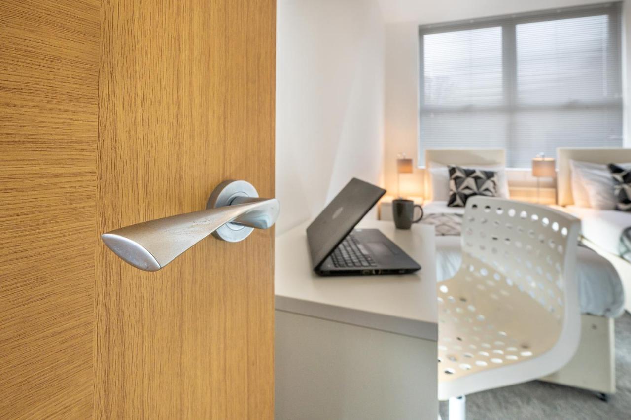Modern & Spacious 2-Bed Flat With Secure Parking Reading Extérieur photo