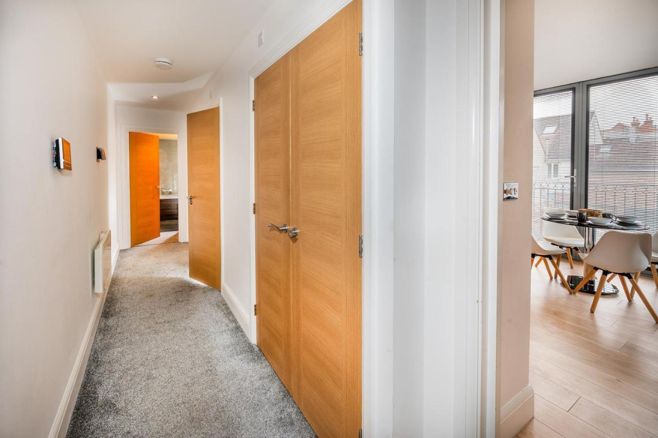 Modern & Spacious 2-Bed Flat With Secure Parking Reading Extérieur photo