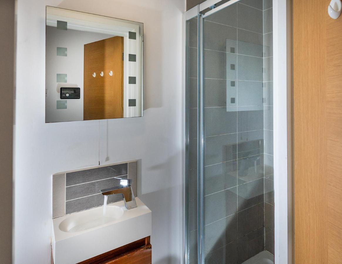 Modern & Spacious 2-Bed Flat With Secure Parking Reading Extérieur photo